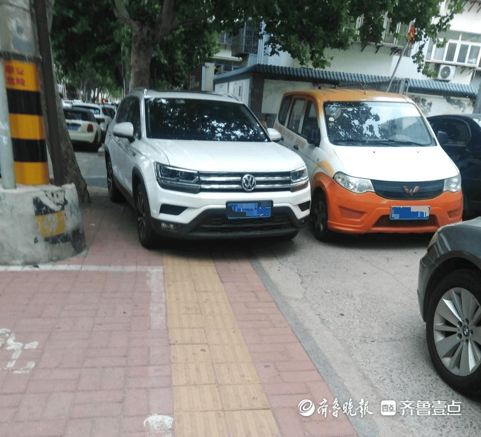 濟(jì)南槐蔭區(qū)建邦大廈門口車輛亂停占道，交警：已安裝交通隔離設(shè)施