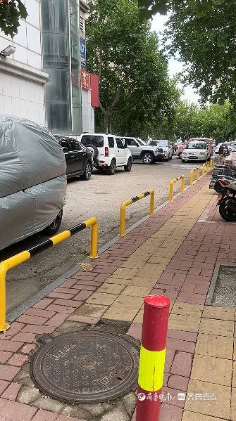 濟(jì)南槐蔭區(qū)建邦大廈門口車輛亂停占道，交警：已安裝交通隔離設(shè)施