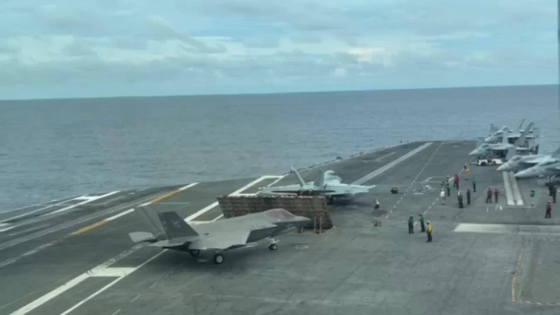 外軍深夜來犯，央視披露細(xì)節(jié)，殲15掛實(shí)彈升空驅(qū)離，現(xiàn)場驚心動魄