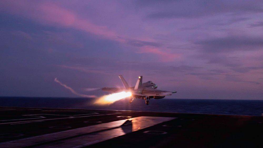 外軍深夜來犯，央視披露細(xì)節(jié)，殲15掛實(shí)彈升空驅(qū)離，現(xiàn)場驚心動魄