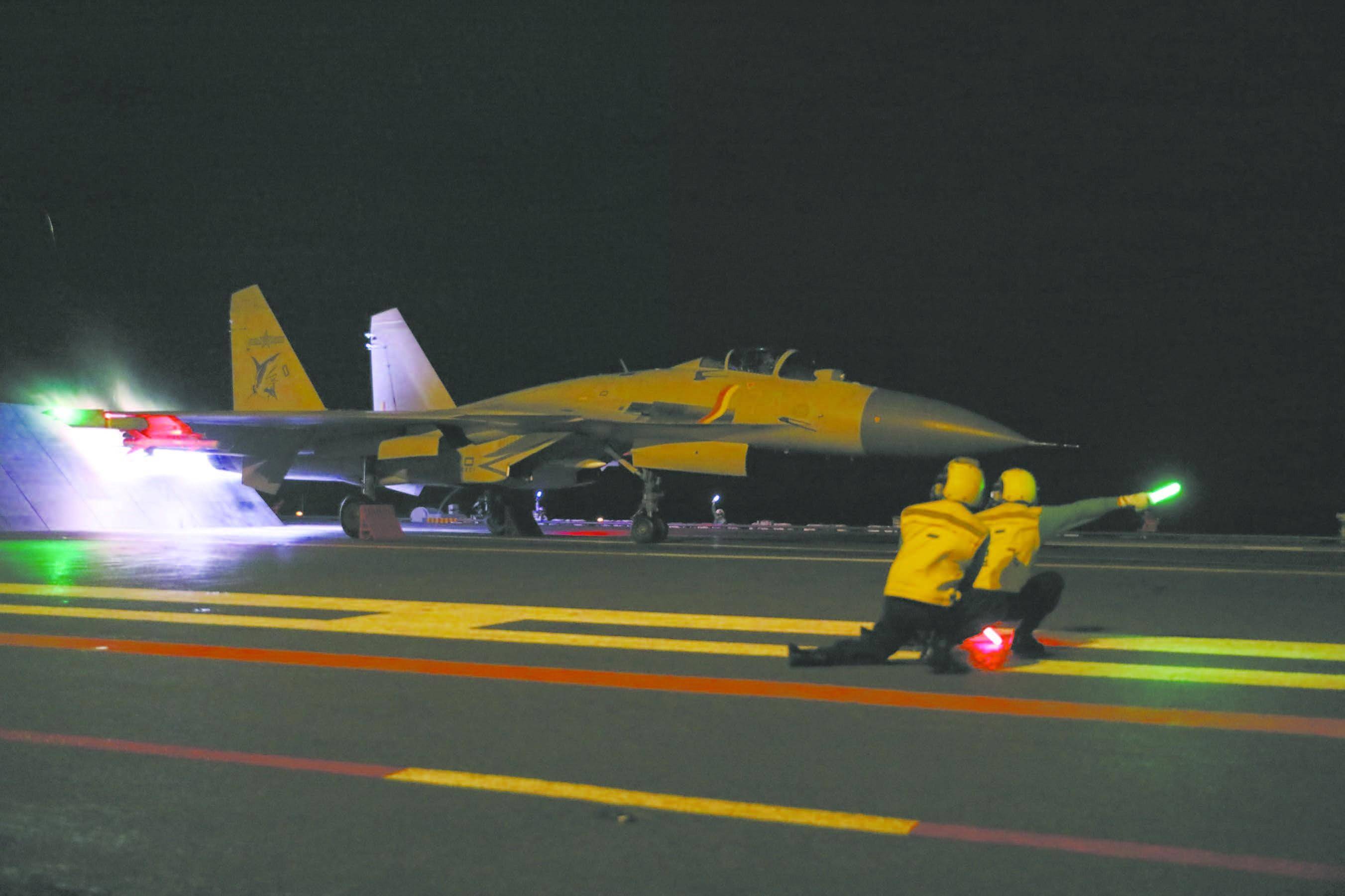 外軍深夜來犯，央視披露細(xì)節(jié)，殲15掛實(shí)彈升空驅(qū)離，現(xiàn)場驚心動魄