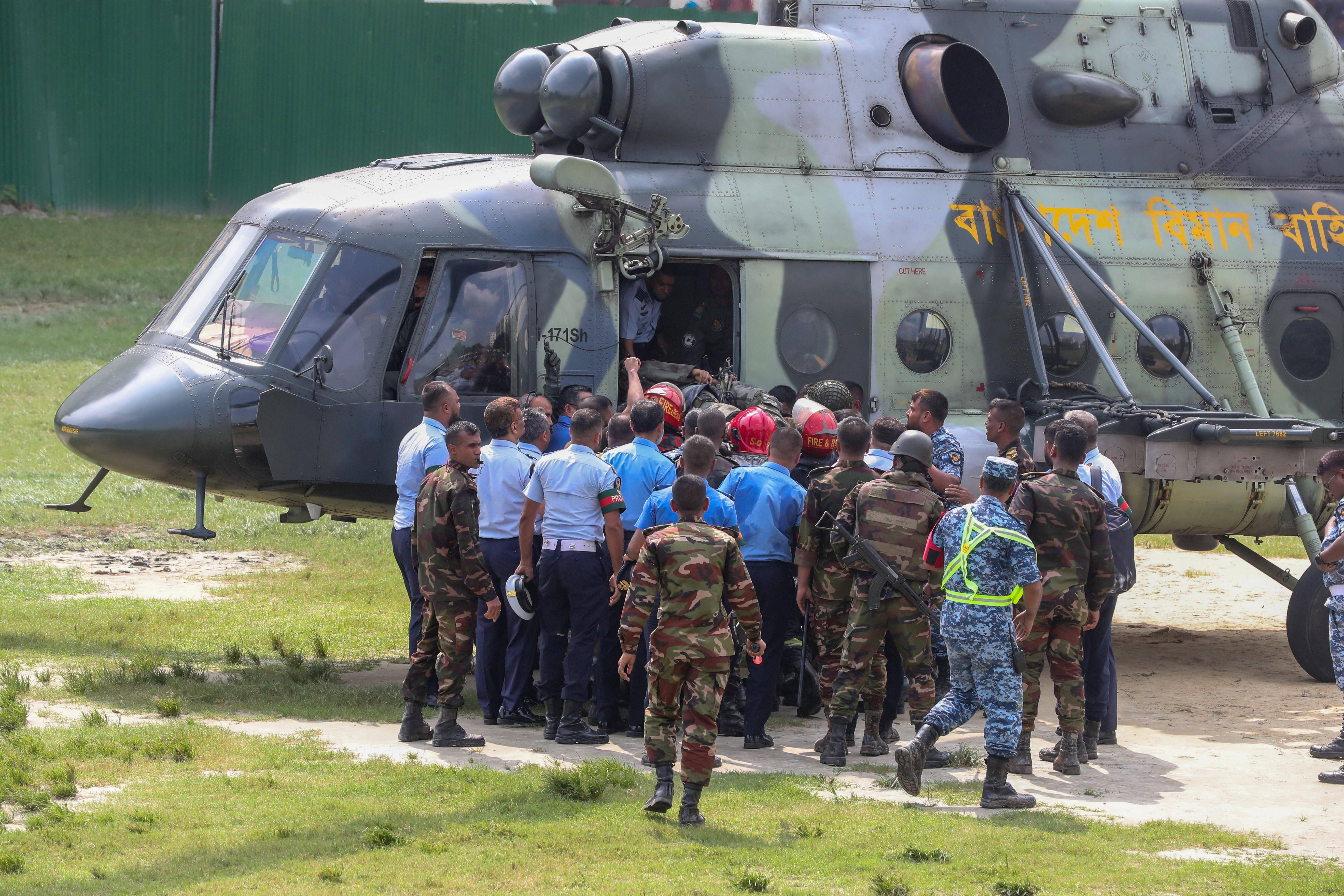 鏡頭直擊|孟加拉國空軍一教練機(jī)墜毀致百余人死傷