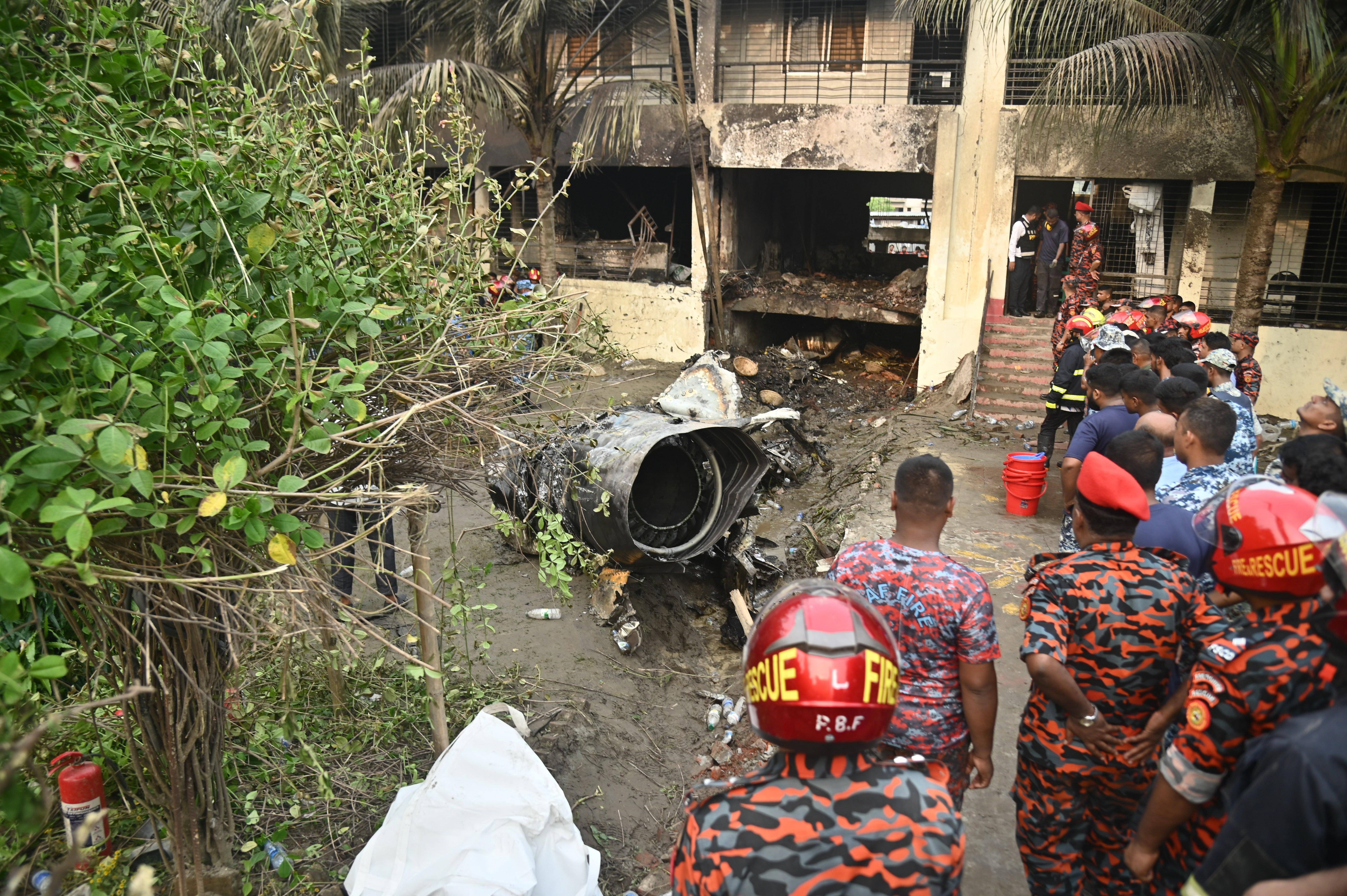 鏡頭直擊|孟加拉國空軍一教練機(jī)墜毀致百余人死傷