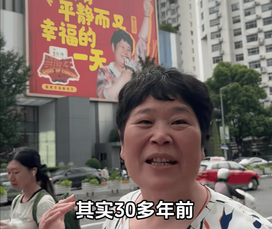 “絕經(jīng)和出道同時(shí)來(lái)？”上海街頭驚現(xiàn)她的巨幅海報(bào)！網(wǎng)友：笑著笑著就哭了