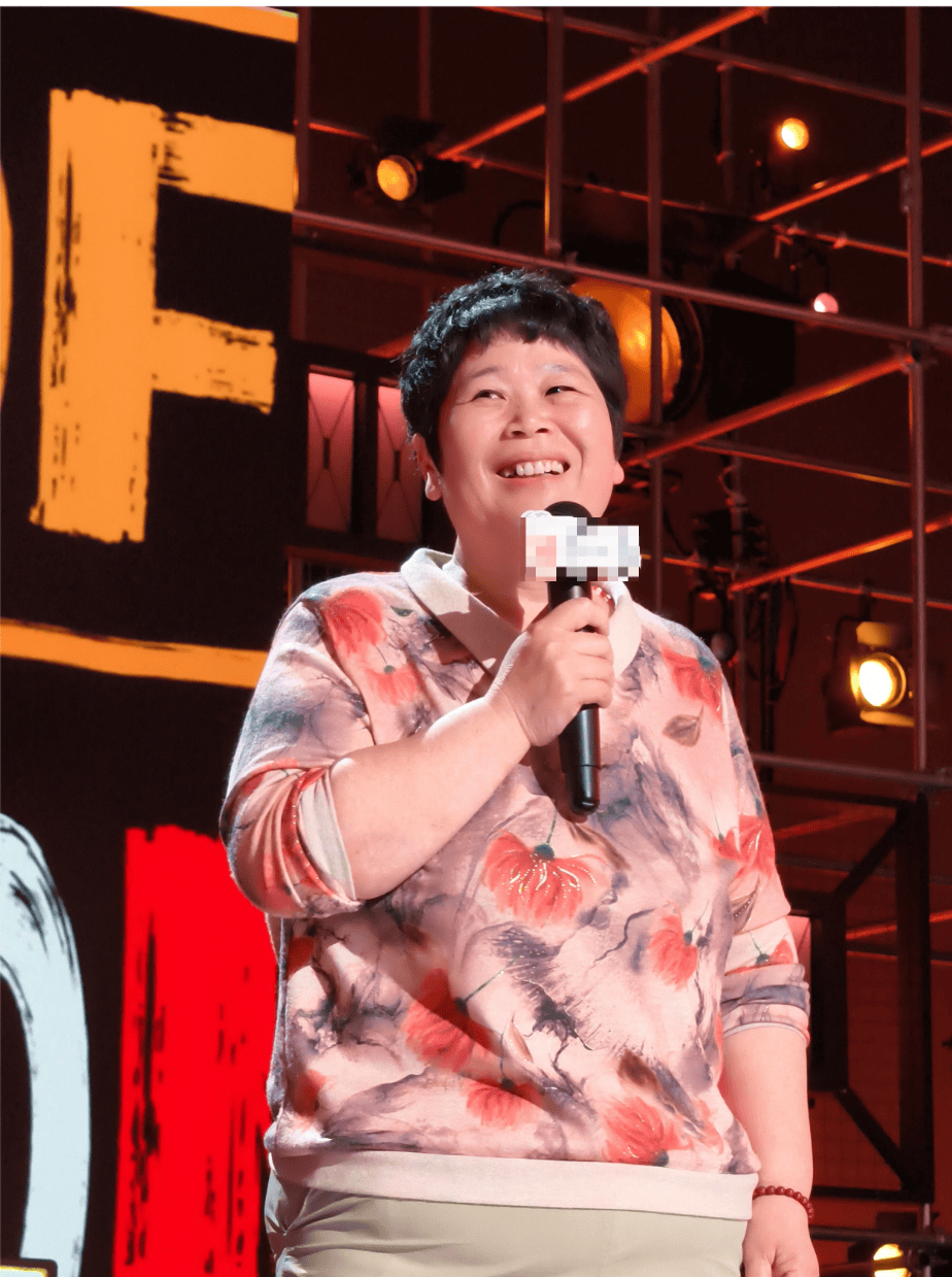 “絕經(jīng)和出道同時(shí)來(lái)？”上海街頭驚現(xiàn)她的巨幅海報(bào)！網(wǎng)友：笑著笑著就哭了