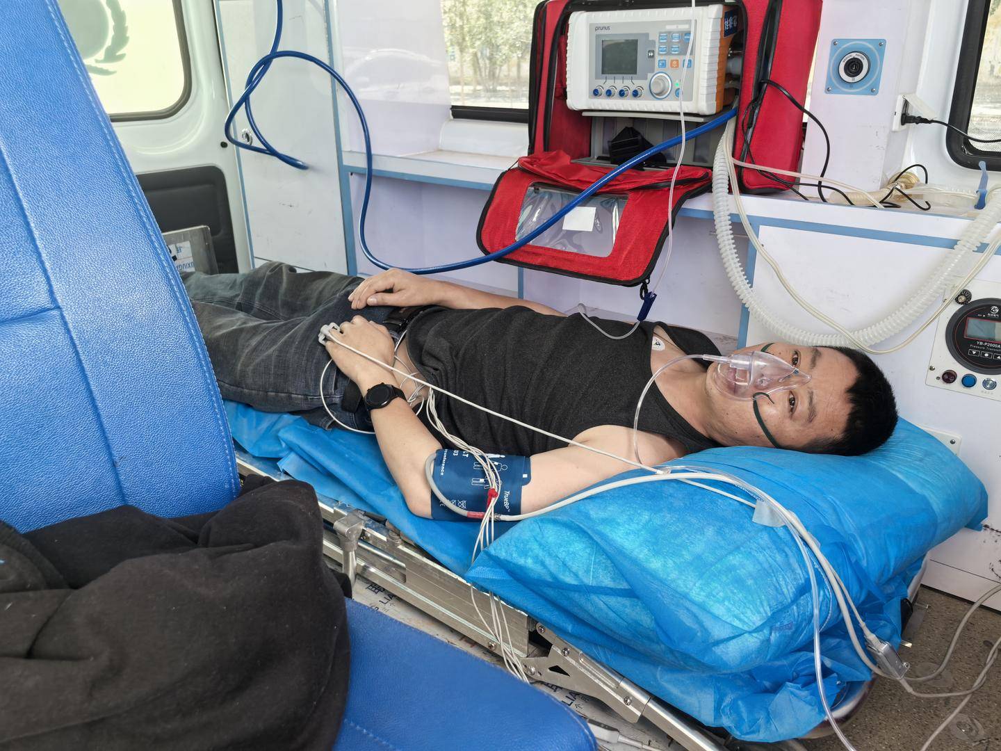 青海一男子被罕見(jiàn)劇毒阿拉善蝮蛇咬傷，因無(wú)血清一度想放棄治療 警車開(kāi)道轉(zhuǎn)運(yùn)700公里救命