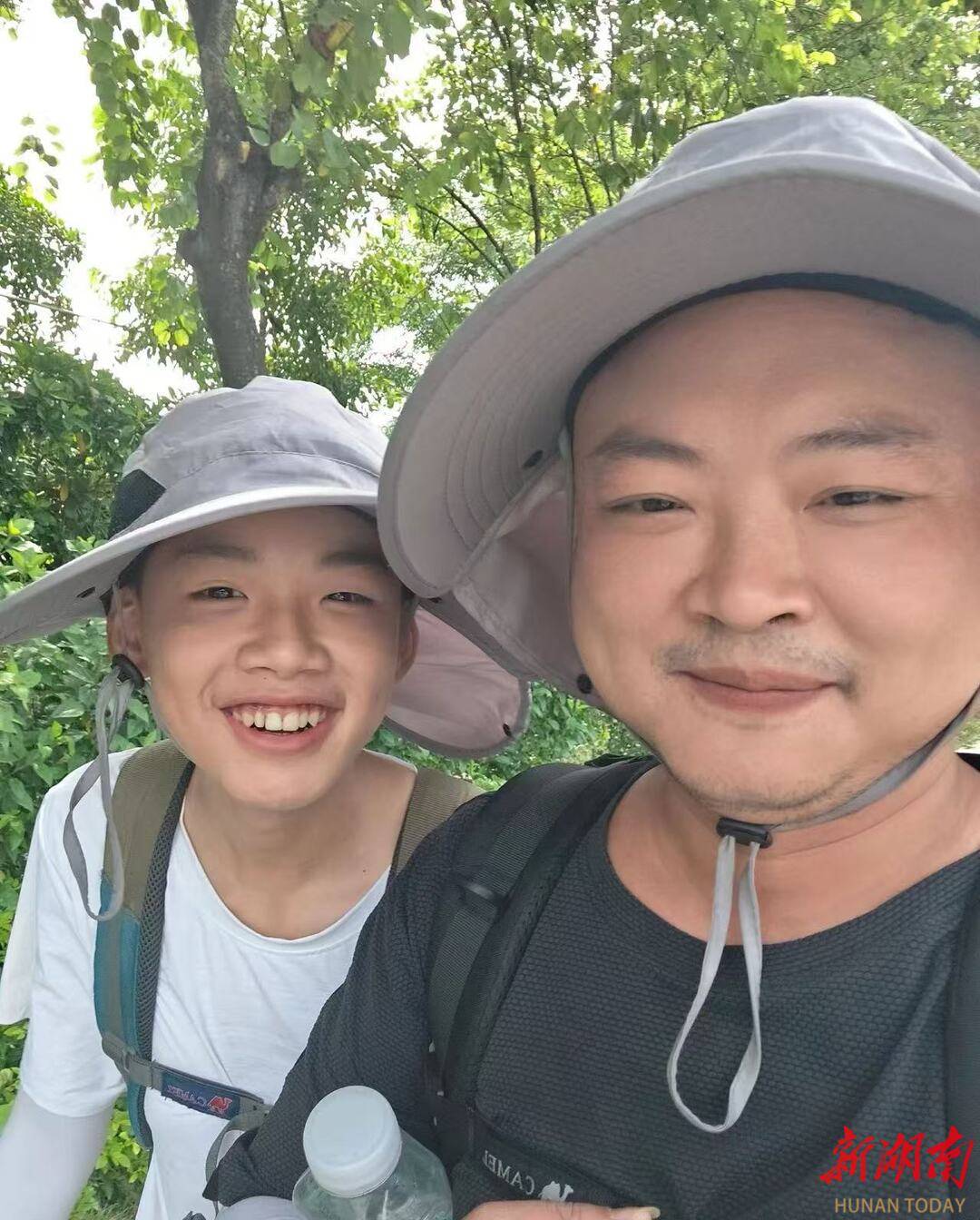 他陪13歲兒子從深圳徒步回湖南：腳都走“廢”，兒子開(kāi)心就好