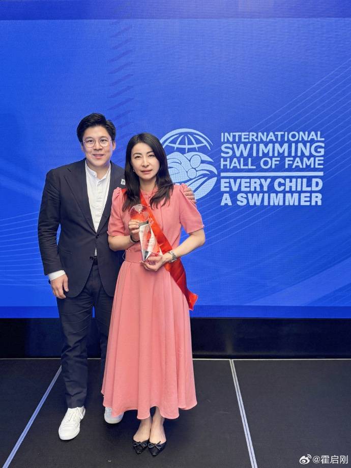 霍啟剛專程飛新加坡，見證郭晶晶入選國際游泳名人堂，二人結(jié)婚13年，育有一子兩女