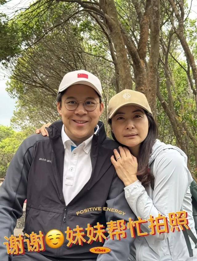 霍啟剛專程飛新加坡，見證郭晶晶入選國際游泳名人堂，二人結(jié)婚13年，育有一子兩女