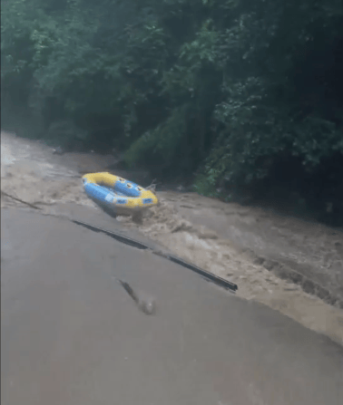 大峽谷漂流突降大雨，24歲女游客落水失聯(lián)！親屬：仍在搜尋中