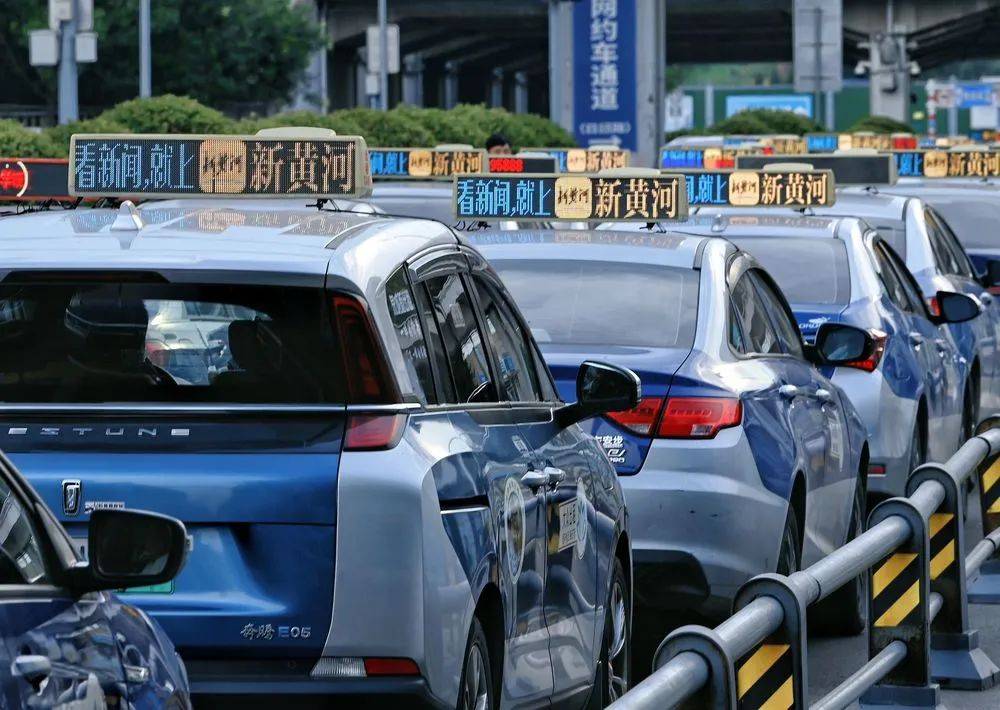 濟(jì)南8000余臺(tái)出租車同亮頂燈，為TA“打call”