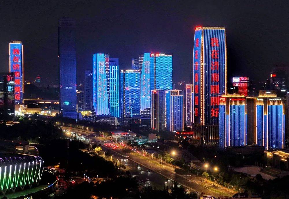 濟(jì)南8000余臺(tái)出租車同亮頂燈，為TA“打call”
