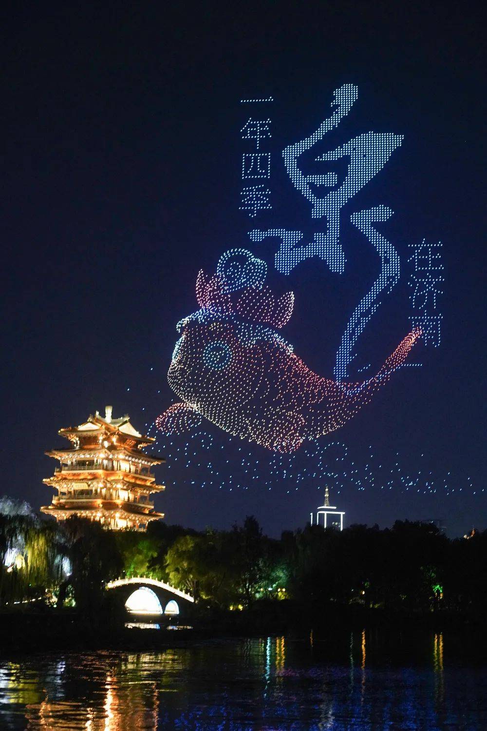 濟(jì)南8000余臺(tái)出租車同亮頂燈，為TA“打call”