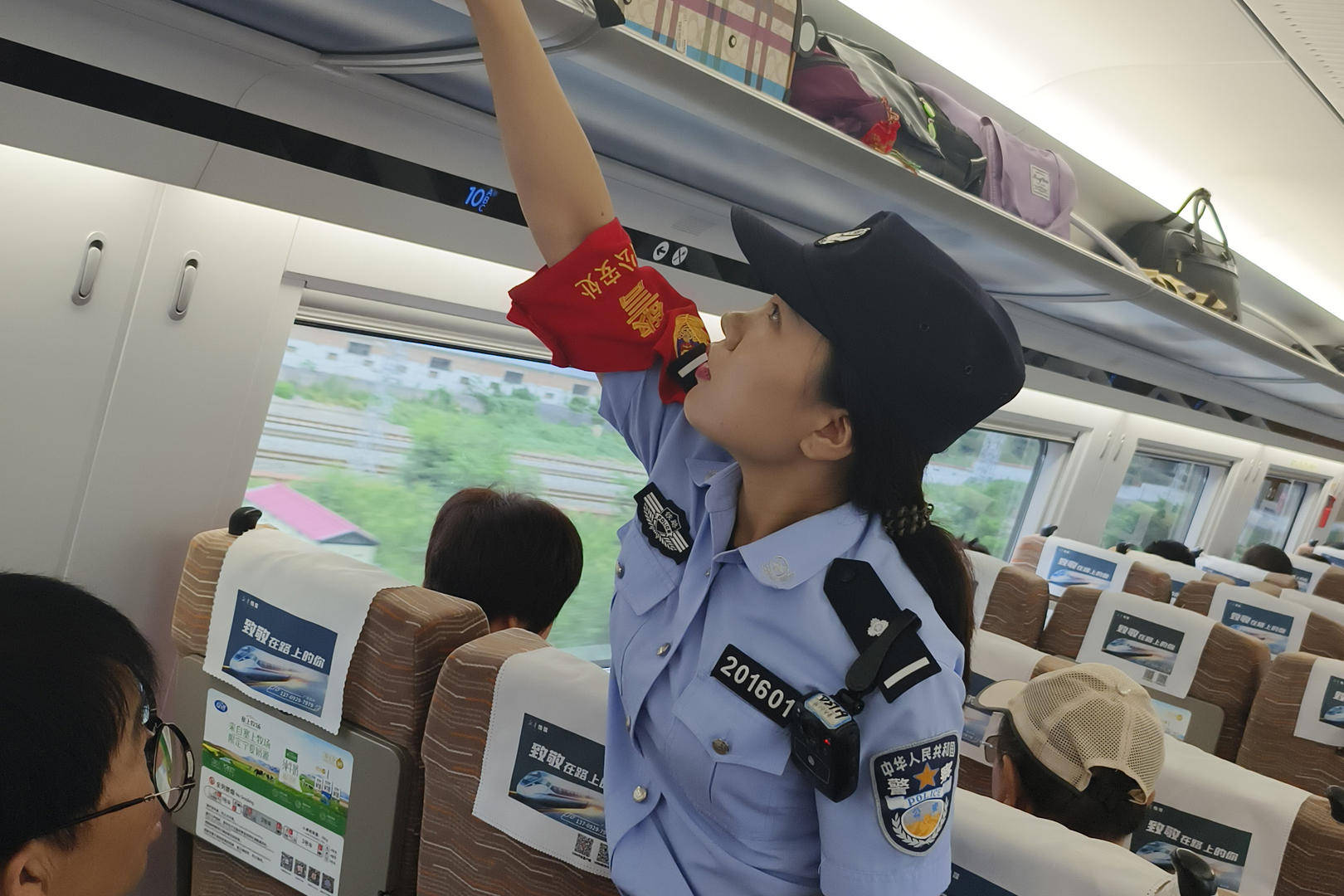 當(dāng)事女乘客回應(yīng)“穿吊帶乘高鐵收到提示卡片”：沒冒犯，未評判穿著，安全感滿滿