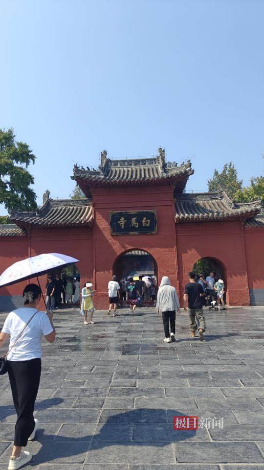 印樂方丈管理下的白馬寺：僧人頂著高溫種地，義工稱寺里秉承農(nóng)禪并重