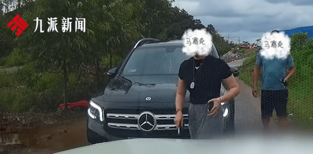 遭“亮證逼迫讓路”當(dāng)事人再發(fā)聲：事后被要求刪視頻，向女司機(jī)道歉；道歉視頻已不可見