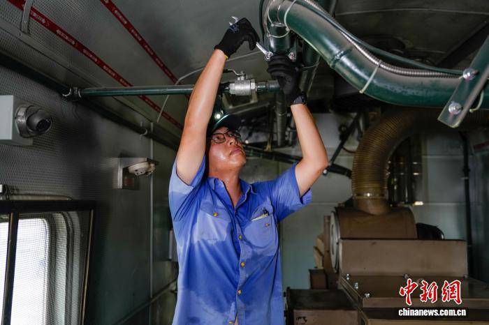 陜西西安：70℃下的火車“移動電源”檢修師