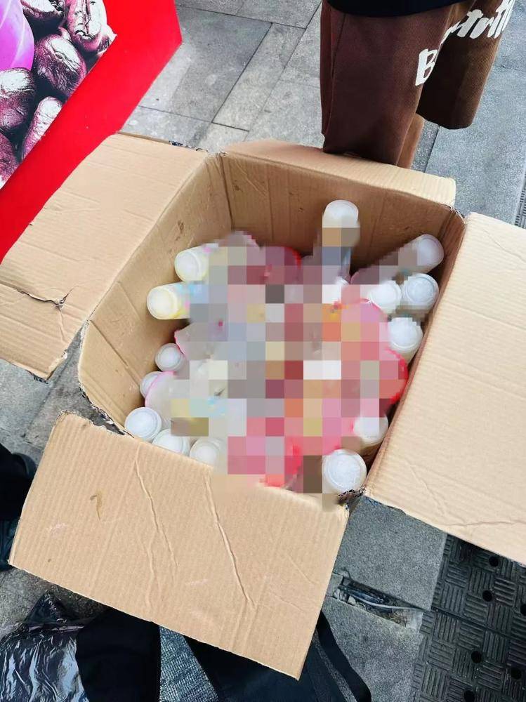 湖南一男子背40公斤蜜雪冰城上武功山售賣，當(dāng)事人：背了四十杯左右，每杯15元