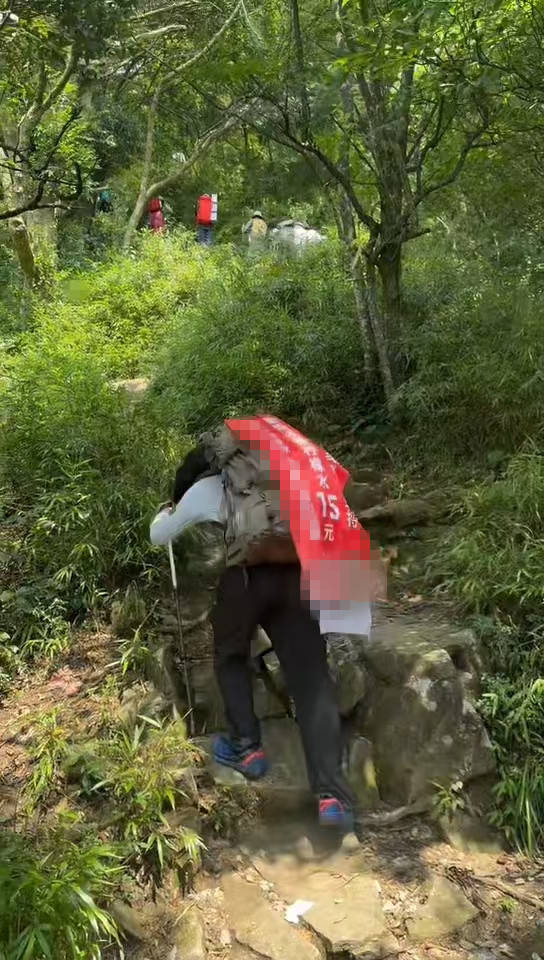 湖南一男子背40公斤蜜雪冰城上武功山售賣，當事人：收入不多純體驗，當負重訓(xùn)練