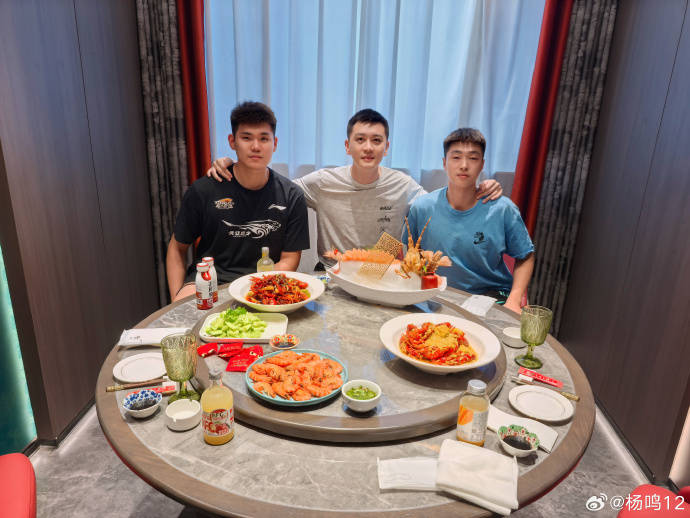 楊鳴請遼籃禁賽隊員吃飯：犯錯就要承擔(dān)后果并積極面對