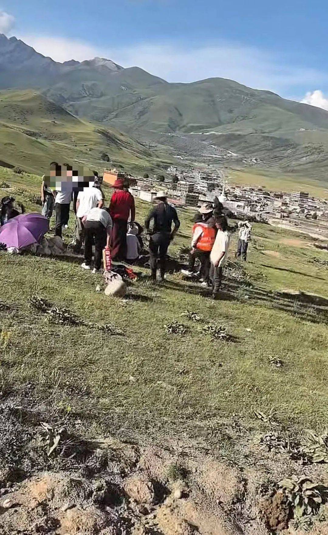 游客車鑰匙被土撥鼠“叼走”，川西當?shù)厝送诙磶兔φ一?></p>
<p>4日上午，記者通過理塘縣政府公開的聯(lián)系方式，與下則通村電話取得聯(lián)系，該村一名男性工作人員告訴記者，“是的，有這么一件事，現(xiàn)在已經(jīng)找到了，鑰匙是昨天找到的?！边@位工作人員說，當?shù)赝翐苁蟠_實較常見，村民們在昨天已經(jīng)從土撥鼠挖的土里，一起幫忙尋回了鑰匙。</p>
<p>來源：封面新聞</p>
<p>編輯：一丹</p>
<p>版權(quán)歸原作者所有 如有侵權(quán)請及時聯(lián)系</p>
                			    
			</div>
			<div   id=