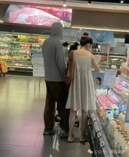 離婚三年又被拍到親密逛超市，他倆這是純帶娃還是真復(fù)合了？