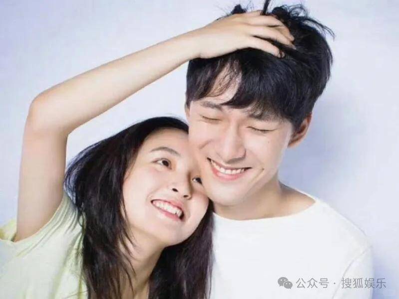 離婚三年又被拍到親密逛超市，他倆這是純帶娃還是真復(fù)合了？