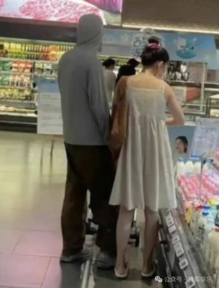 離婚三年又被拍到親密逛超市，他倆這是純帶娃還是真復(fù)合了？