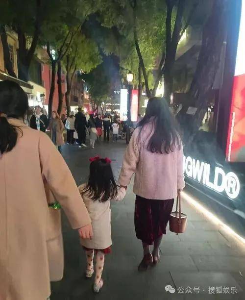 離婚三年又被拍到親密逛超市，他倆這是純帶娃還是真復(fù)合了？