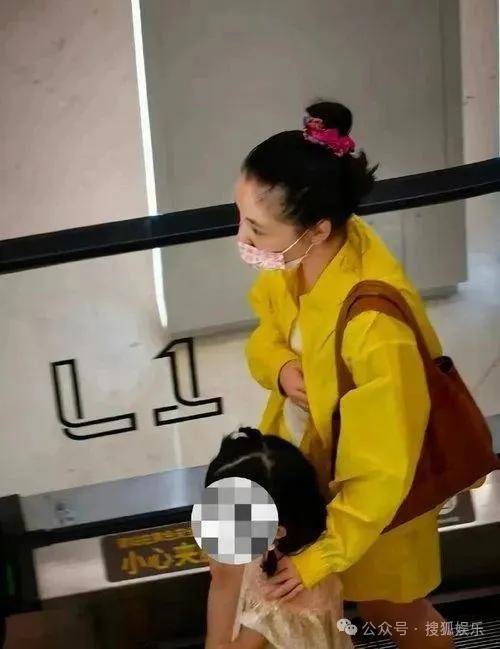 離婚三年又被拍到親密逛超市，他倆這是純帶娃還是真復(fù)合了？
