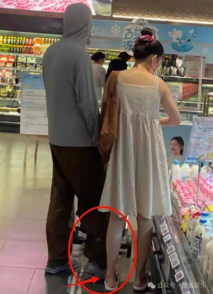 離婚三年又被拍到親密逛超市，他倆這是純帶娃還是真復(fù)合了？
