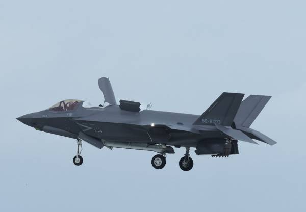 日本首批F-35B從美國飛回，戰(zhàn)后首次擁有艦載戰(zhàn)斗機(jī)