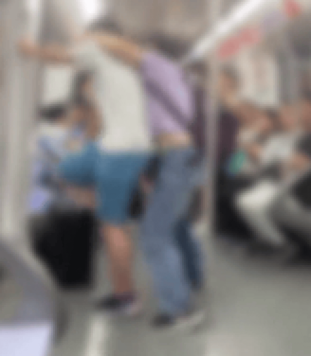 上海一男孩和媽媽坐地鐵情緒激動(dòng)，用力踹門高喊開門：不就幾千萬(wàn)嗎