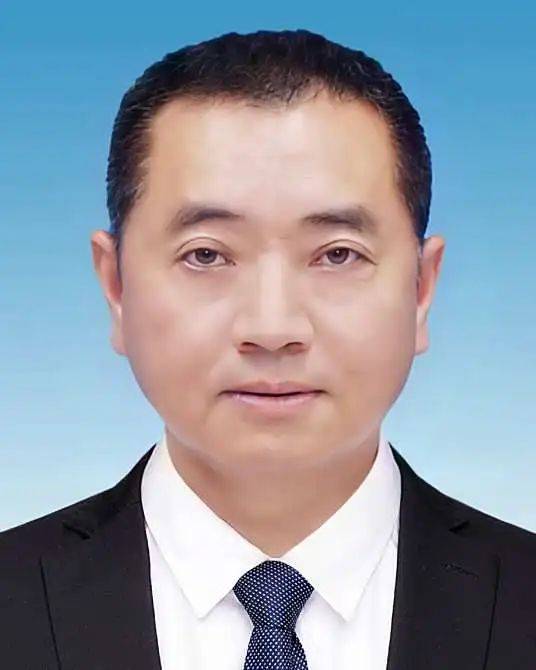 作為“一把手”，他經常在上班時間外出打牌