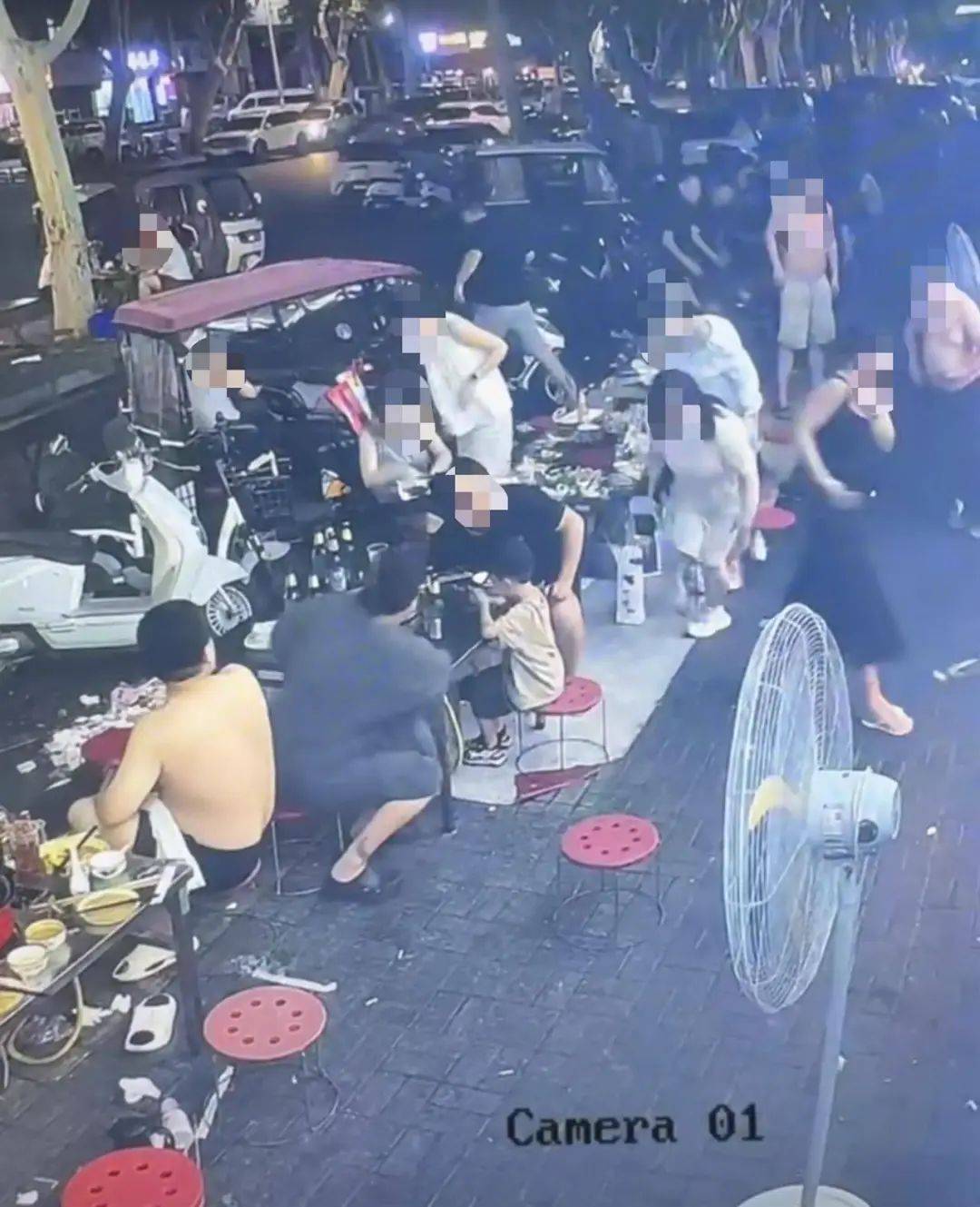 多人燒烤店外用餐遭樓上住戶潑灑不明液體，警方介入