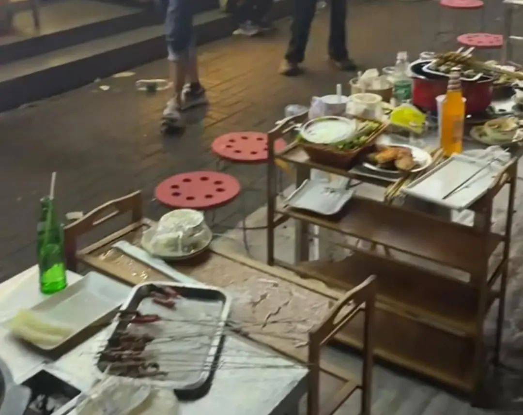 多人燒烤店外用餐遭樓上住戶潑灑不明液體，警方介入