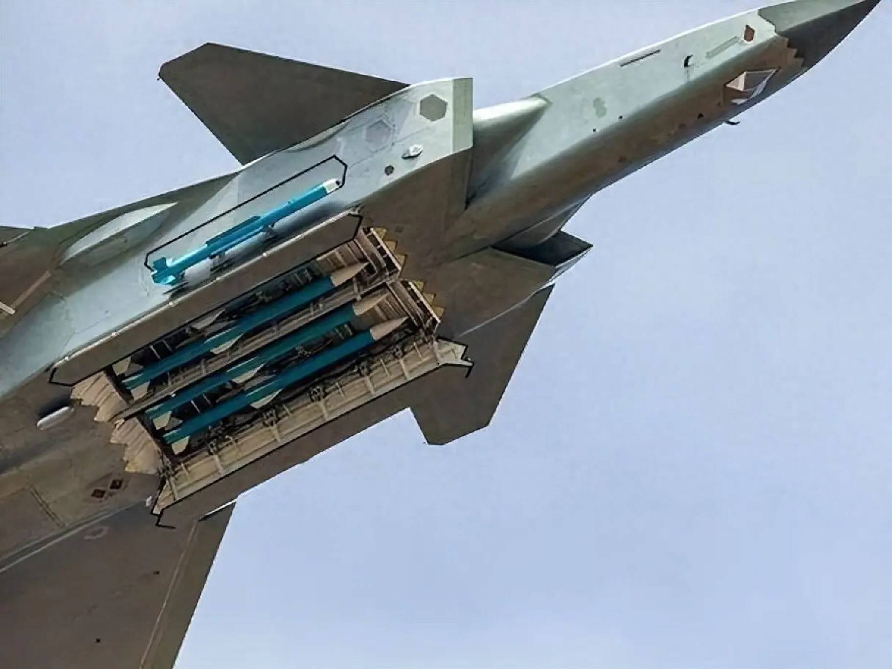 300公里極限打擊！解放軍霹靂-16震撼亮相，殲-20戰(zhàn)機(jī)火力大幅增強(qiáng)