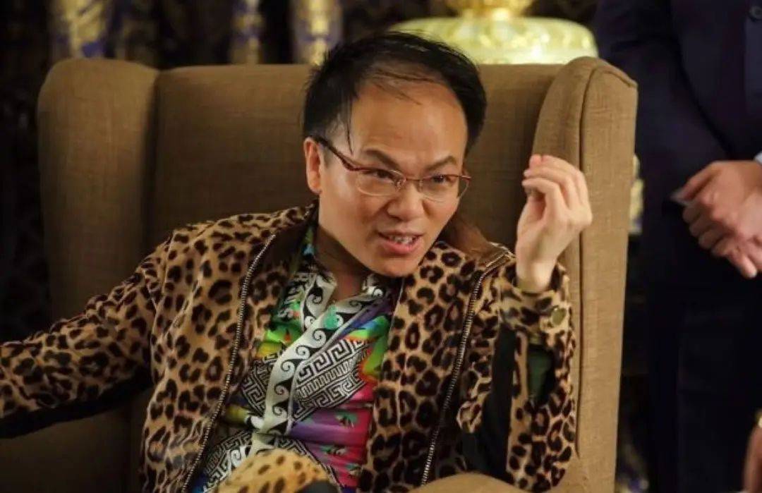 導(dǎo)演鄭某峰涉嫌猥褻兒童已被批捕，此前多位演員自曝曾被他侵害