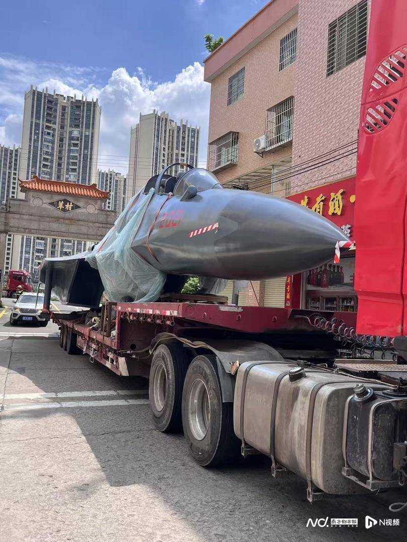貨車?yán)鴳?zhàn)斗機(jī)進(jìn)村？順德北滘：殲-16模型機(jī)，國(guó)防教育用