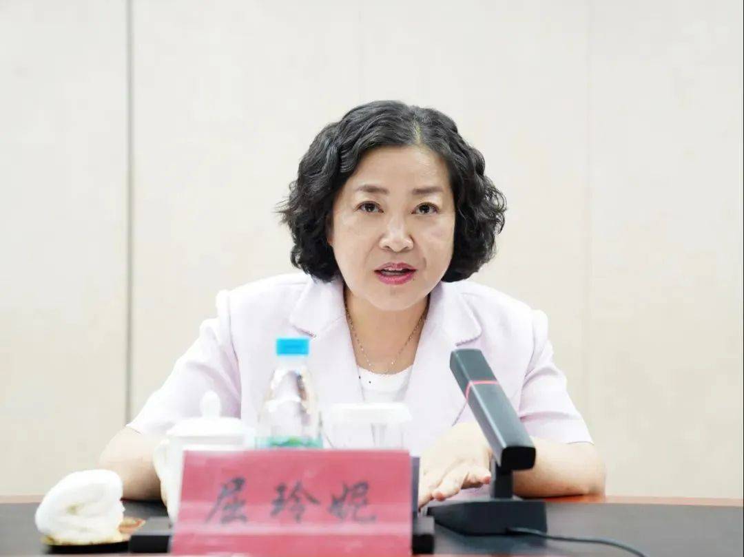 屈玲妮，被查