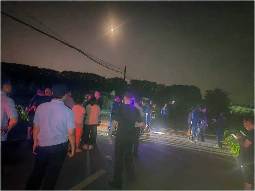 七旬老人在玉米地走失，四枚信號彈照亮歸途