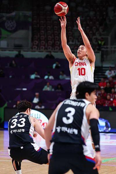 中國(guó)男籃79比71戰(zhàn)勝韓國(guó)隊(duì)，時(shí)隔10年重回亞洲杯4強(qiáng)
