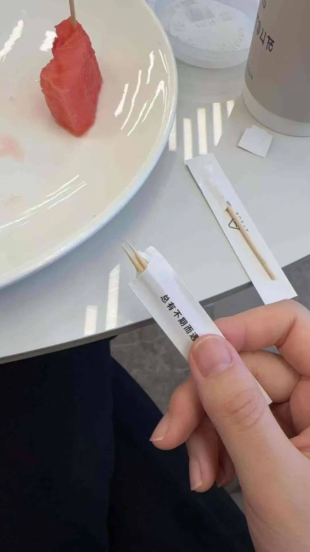 女子稱在知名連鎖酒店內(nèi)用牙簽，入口后猛然發(fā)現(xiàn)可能是別人用過(guò)的，店方回應(yīng)