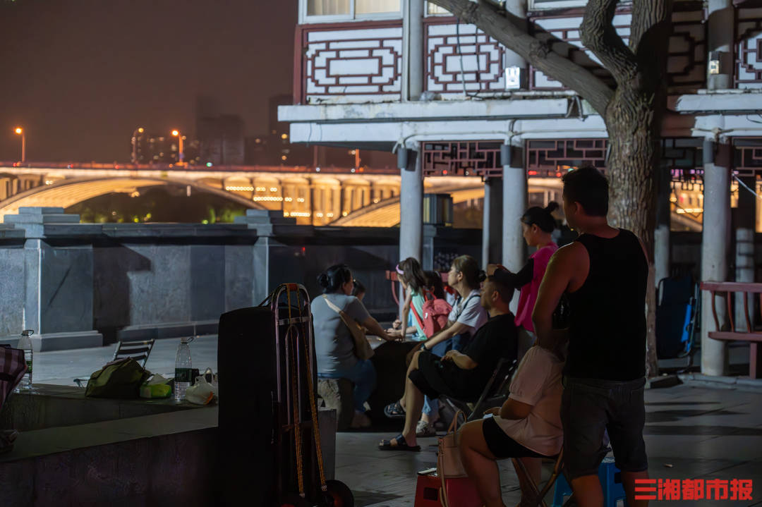 露天客廳，煙火長(zhǎng)卷：湘江“橋”下見長(zhǎng)沙真性情