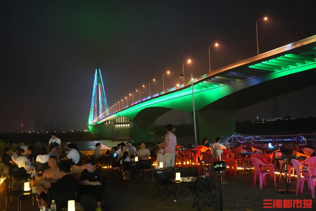 露天客廳，煙火長(zhǎng)卷：湘江“橋”下見長(zhǎng)沙真性情