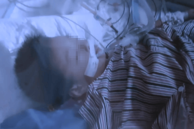 臥室門打不開，爸爸接了通電話，撬門后發(fā)現(xiàn)4歲半兒子從22樓墜落，蜷縮在一樓綠化帶……