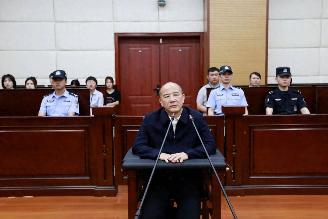 受賄近900萬(wàn)元，貴州銅仁市人大常委會(huì)原副主任楊彪受審