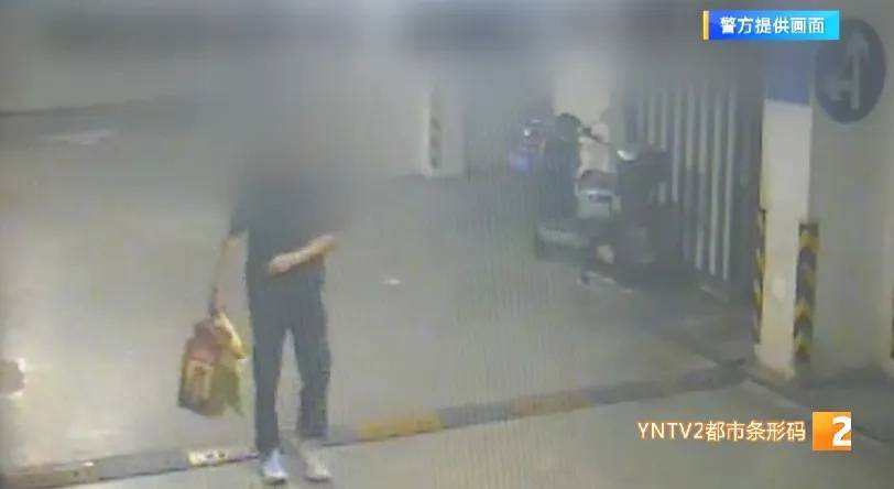 凌晨怪事！男子提著茅臺(tái)袋子在車庫(kù)，翻垃圾桶竟為了.....