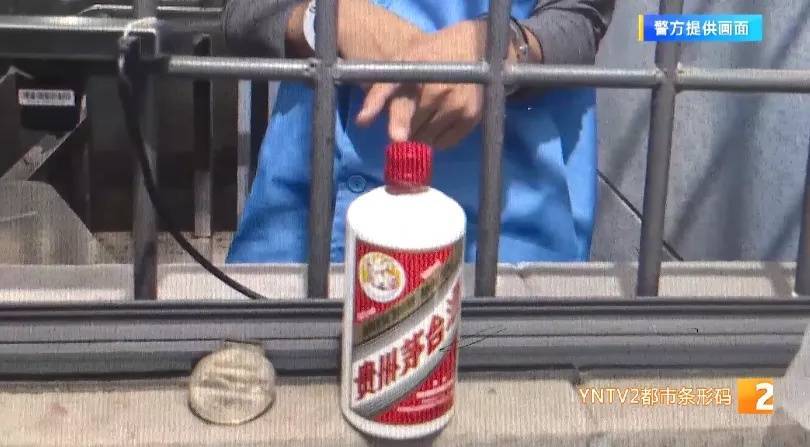 凌晨怪事！男子提著茅臺(tái)袋子在車庫(kù)，翻垃圾桶竟為了.....
