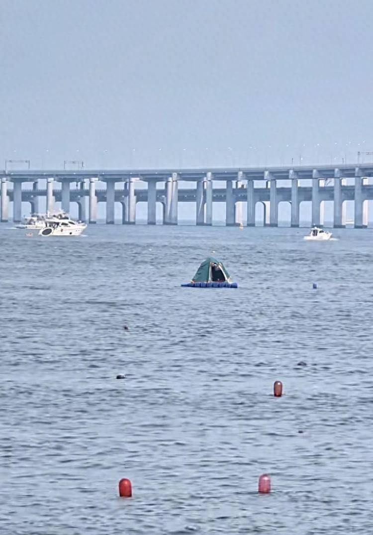 游客在海面搭建移動(dòng)帳篷露營，大連海警：不違規(guī)，但需注意安全